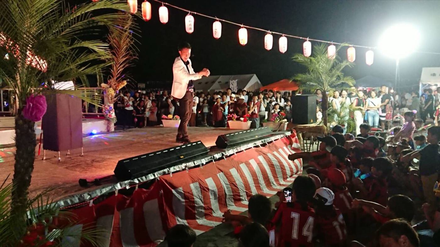 夏祭りのステージ